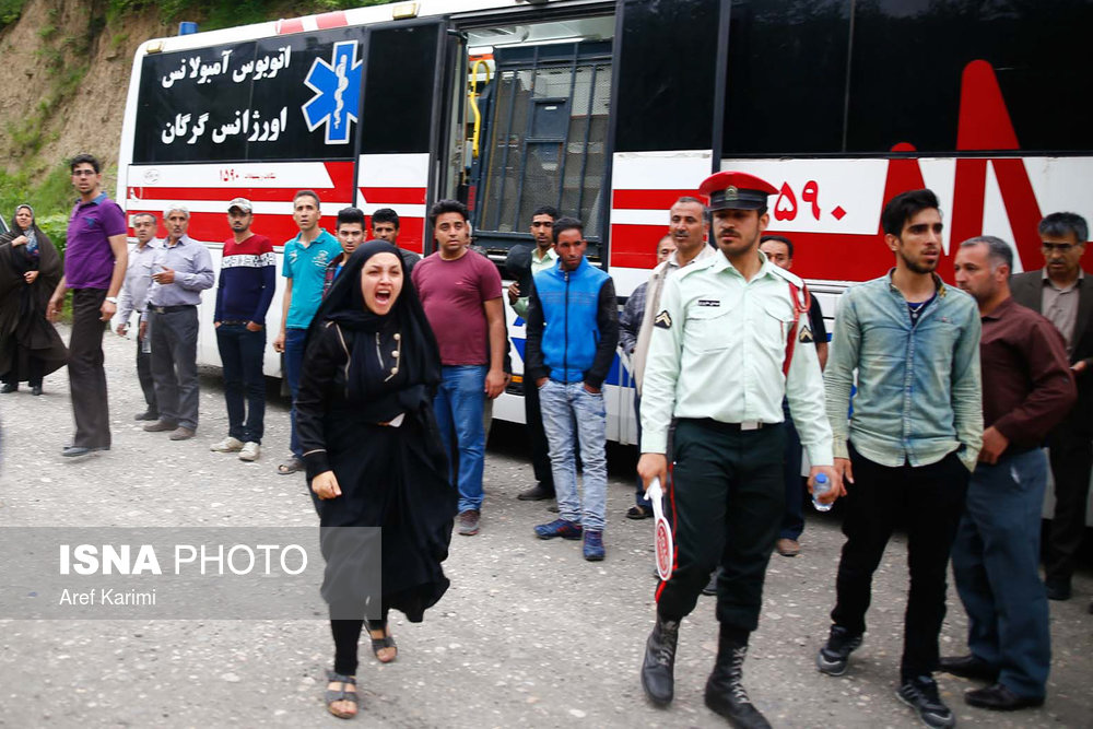 می‌خواهیم کارگران را زنده خارج کنیم