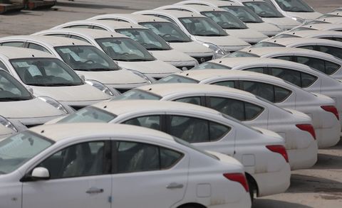 دولت به سمت ساماندهی بازار خودرو حرکت کند