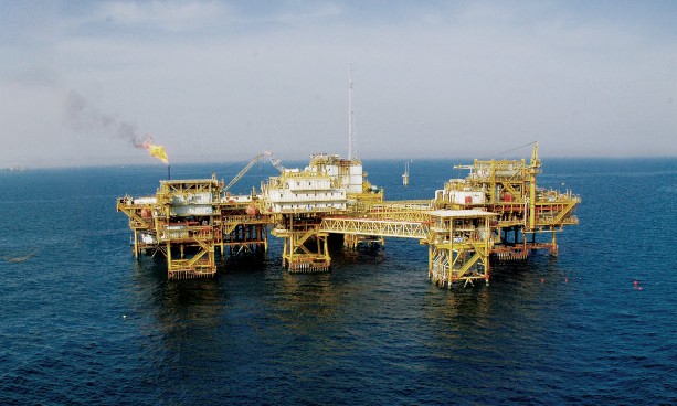 تاکید زنگنه بر اهمیت اجرای پروژه توسعه فناورانه ۲۰ میدان نفت و گاز