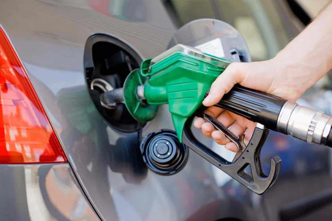آثار تورمی بنزین بر کالاها کم است/ موافق افزایش قیمت خودرو نیستم