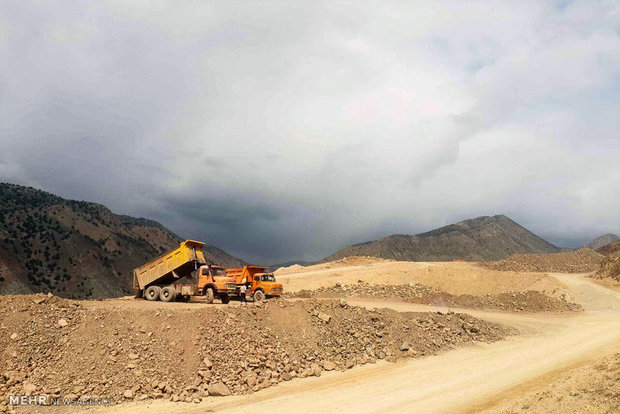 توقیف معدن شن و ماسه در اراضی ملی خرم بید
