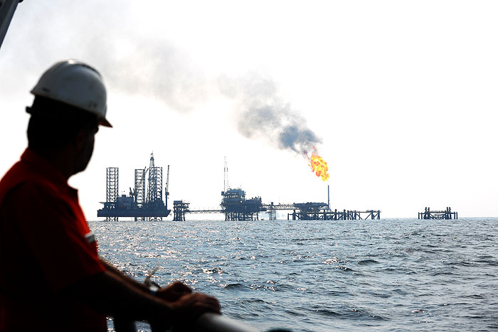 کارکنان نفت فلات قاره از وجود نگاه حمایتی نفت، دلگرم شده‌اند