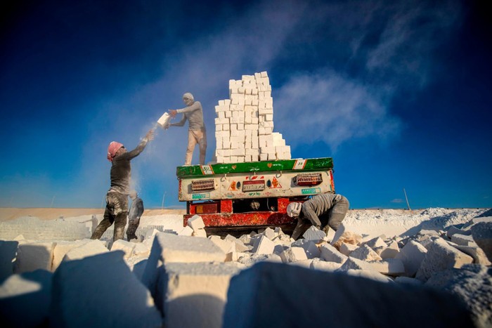 مجموعه عکس “کارگران معدن سنگ آهک”