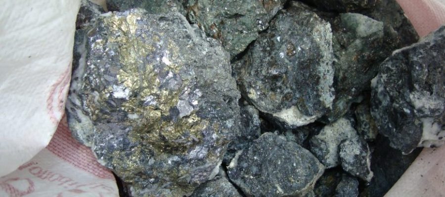 کشف بیش از پنج تن سنگ قاچاق سرب در اسفراین