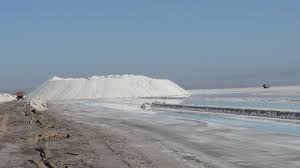 مواد معدنی دریاچه نمک قم نیاز وارداتی کالاهای استراتژیک را برطرف می‌کند