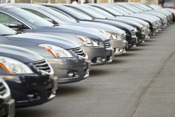 عرضه خودرو در بورس، قیمت را واقعی می‌کند
