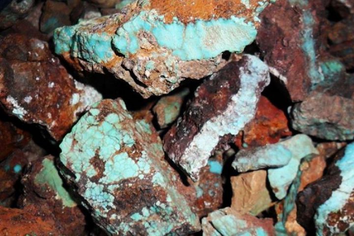 معادن سنگ های قیمتی شهرستان زیرکوه باید تعیین تکلیف شوند
