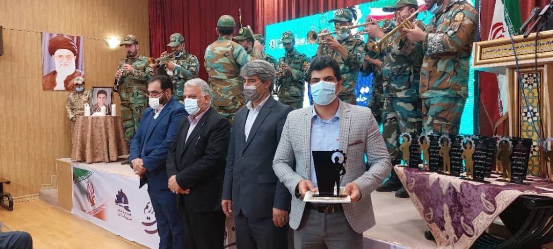 تندیس واحد نمونه صنعتی و کارگر نمونه صنعتی در جشنواره امتنان به شرکت فولاد خوزستان رسید