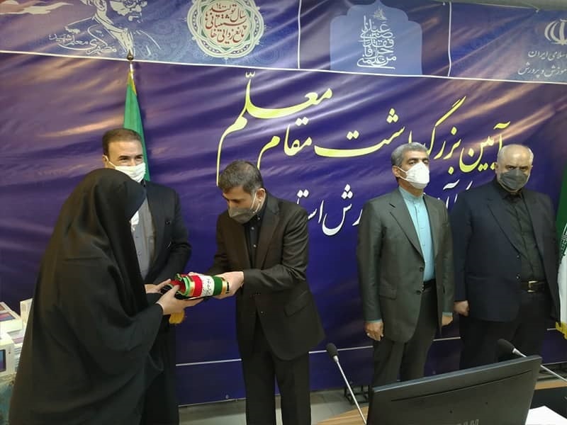 اهدای تبلت به دانش آموزان کم برخوردار استان البرز