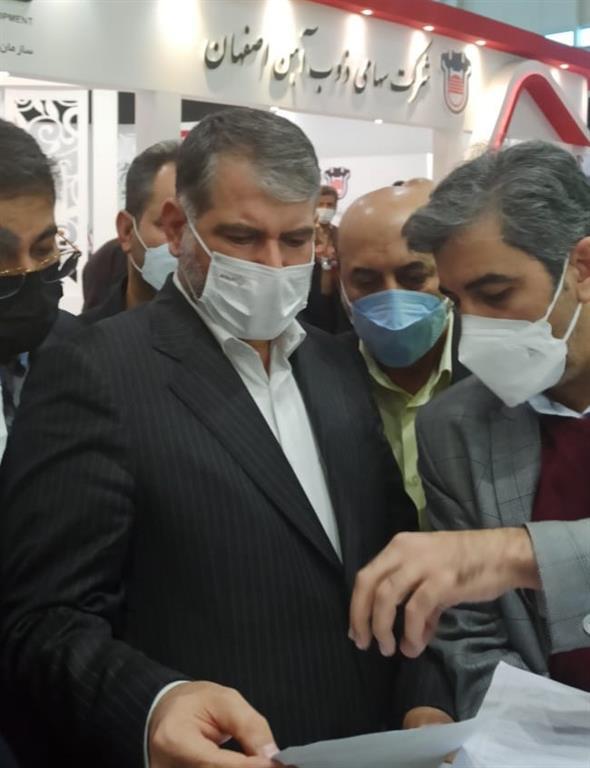 بازدید چند تن از اعضای هیات دولت از غرفه ذوب آهن اصفهان در سومین نمایشگاه تقاضای ساخت و تولید ایرانی
