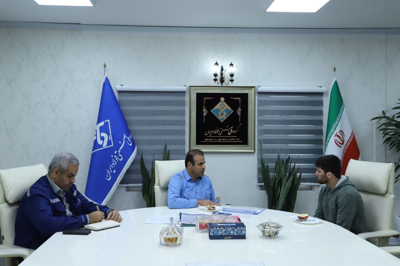 دیدار صمیمانه قهرمان کشتی جهان با مدیرعامل گروه ملی صنعتی فولاد ایران
