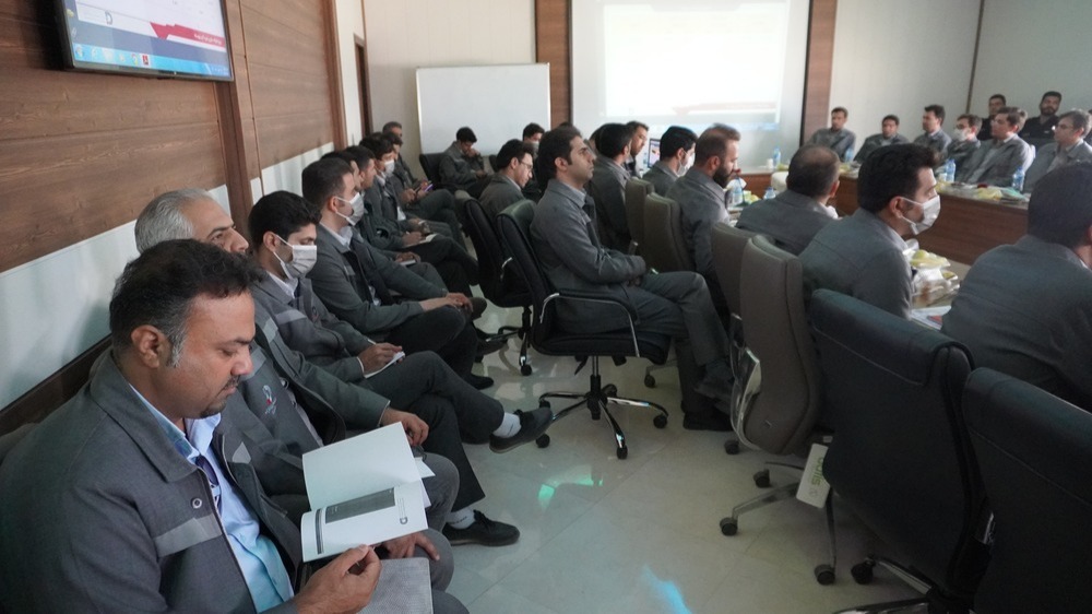 نشست صمیمانه مدیرعامل شرکت توسعه آهن و فولاد گل گهر با پرسنل این شرکت و پیمانکاران نشست صمیمانه مدیرعامل شرکت توسعه آهن و فولاد گل گهر با پرسنل این شرکت و پیمانکاران