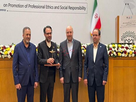 اهدای تندیس ملی اخلاق حرفه‌ای و مسوولیت پذیری اجتماعی به مدیرعامل پتروشیمی بوشهر