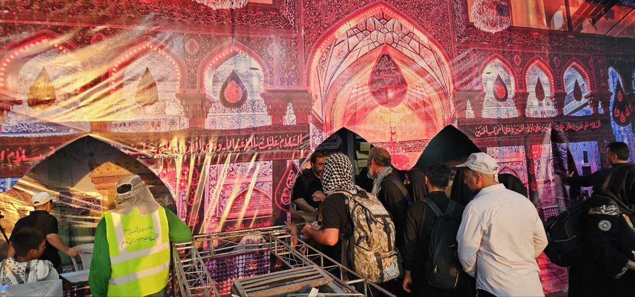 خدمات‌رسانی موکب شرکت فولاد اکسین خوزستان در مرز شلمچه/ فولاد اکسین پای کار عاشقان حسین