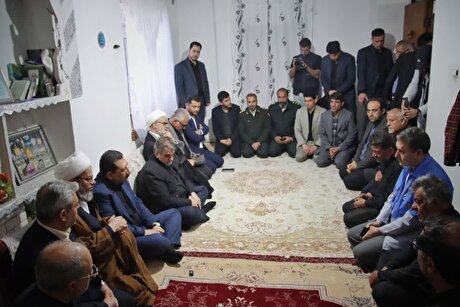 دیدار وزیر صمت با خانواده جانباختگان حادثه معدن دامغان