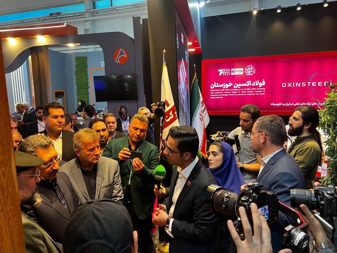 گفتوگوی وزیر صمت با مدیران فولاد اکسین در ایران اکسپو ۲۰۲۵ گفتوگوی وزیر صمت با مدیران فولاد اکسین در ایران اکسپو ۲۰۲۵