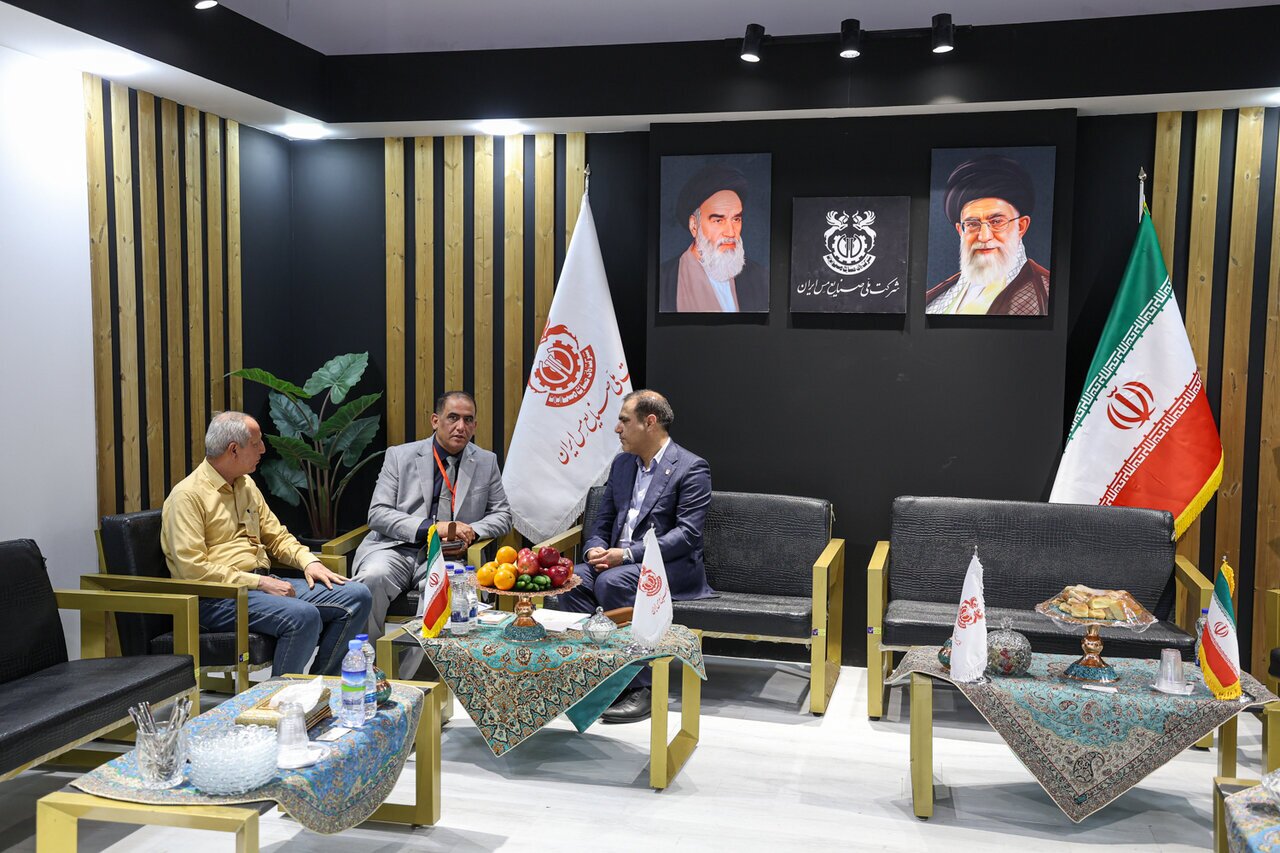 بازدید تجار و بازرگانان خارجی از غرفه شرکت ملی صنایع مس ایران
