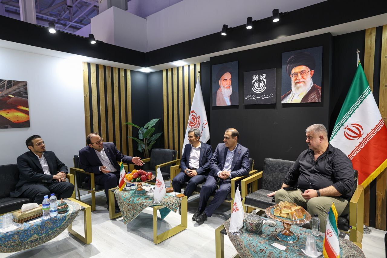 بازدید تجار و بازرگانان خارجی از غرفه شرکت ملی صنایع مس ایران